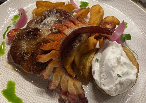 Cigánypecsenye, steak burgonya, fűszeres tejföl