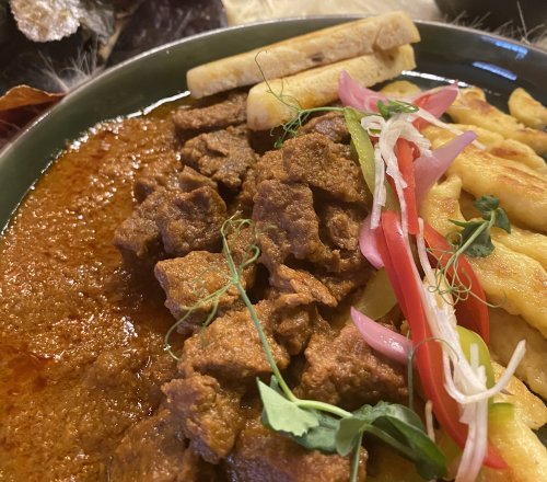 Marhapörkölt, tépett galuska, aszalt paradicsomos knédli