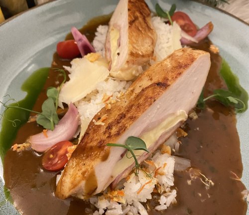 Csirkemell parasztsonkával és sajttal töltve, rántva, burgonyapüré