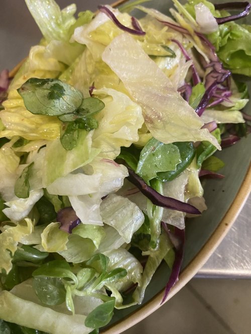 Friss leveles saláta