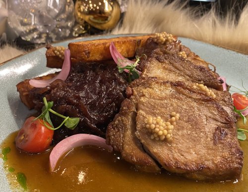 Konfitált setéstarja, lilahagyma lekvár, tócsni