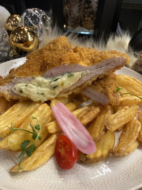 Snidlinges krémsajttal töltött sertésborda, csónakburgonyával